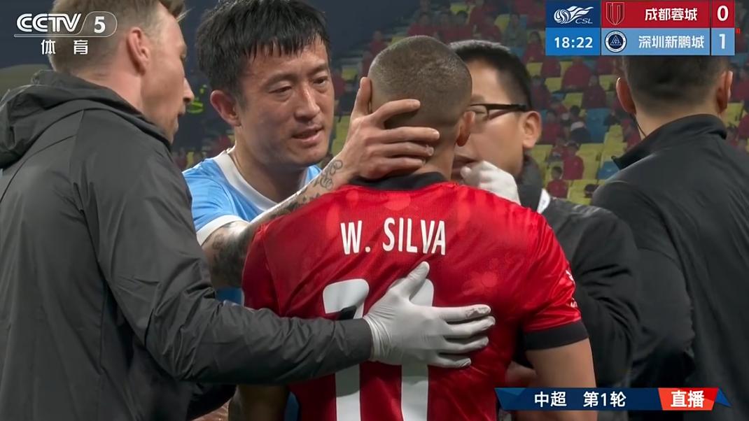 真刺激，黄改红，不到20分钟，深圳队长姜至鹏被红牌罚下，深圳虽然一球领先但是少打