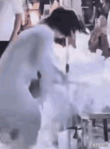 “太冲动了！”山西，一女子看上路边摊上的一个石膏雕塑，问老板怎么卖，老板说20元