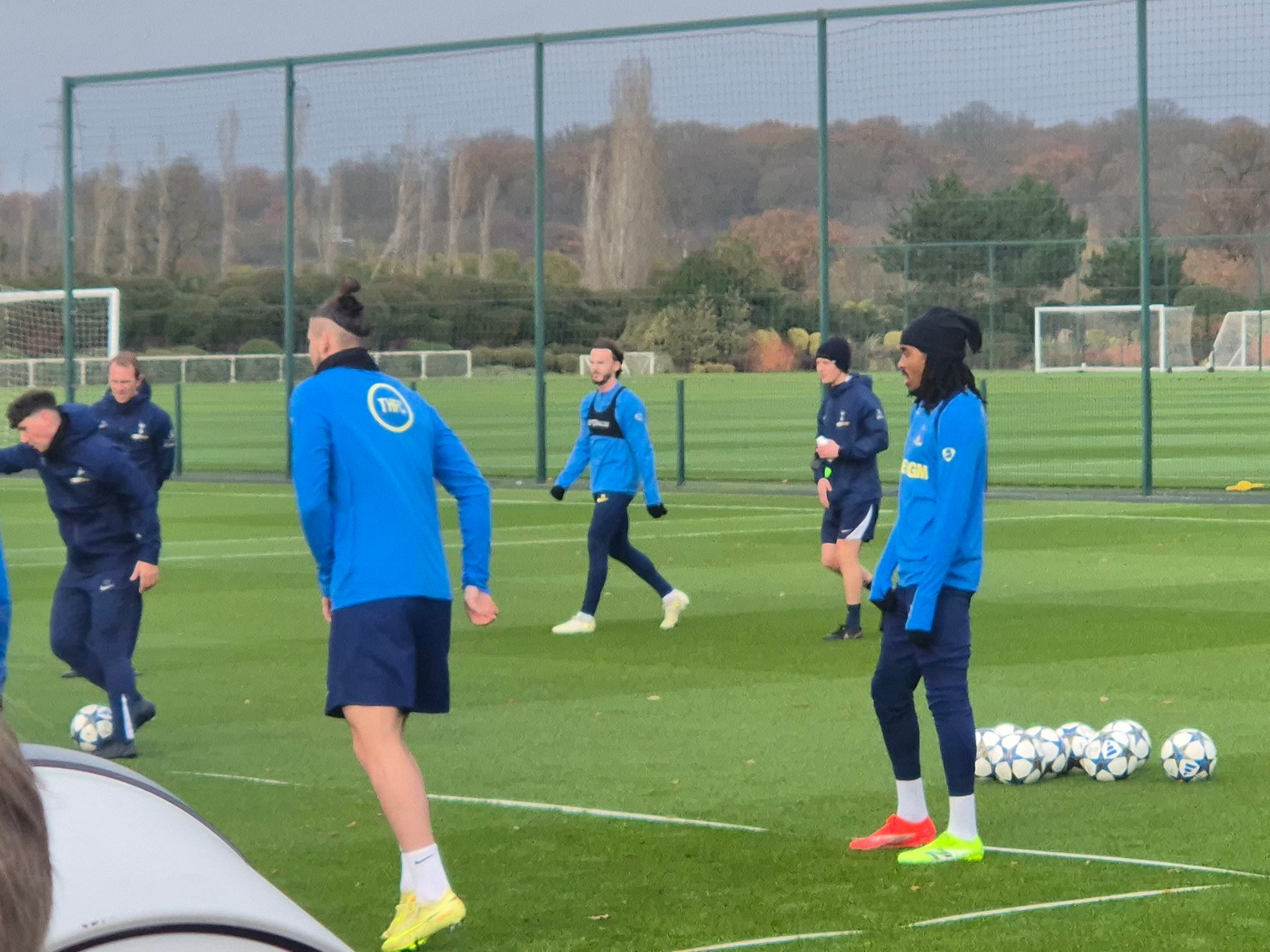 跟队记者Alasdair Gold，今天训练中没有布伦南和乌多吉，穆阿尼在。麦迪