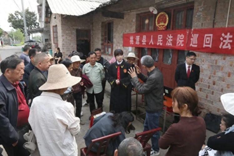 湖南常德，男子听邻居家办丧事，主动过去帮忙，没想到男子在抬棺材的过程中，突发心梗