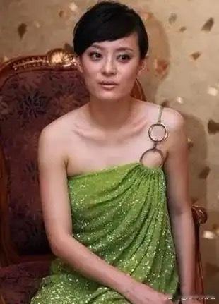 孙俪穿绿裙生图封神：脸比衣服狠，自律的气场中年女星学不来 