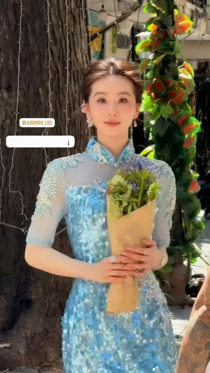 刘诗诗越南活动姐姐，看到你漂亮的眼睛能一直笑，也算空号幸福的一种！姐姐实在貌美啊