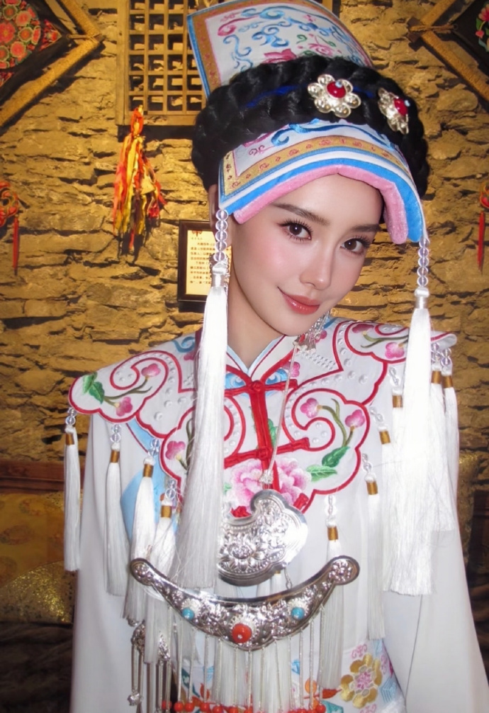 Angelababy羌族服饰ccd大片Angelababy羌族服饰ccd大片，鼻