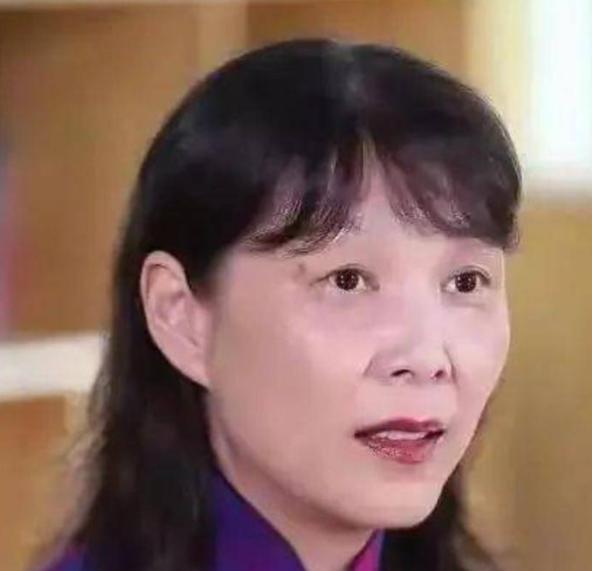 杜建英代价太大了！


杜建英这三十年看着不值。
早年跟着宗庆后跑市场，
为娃哈