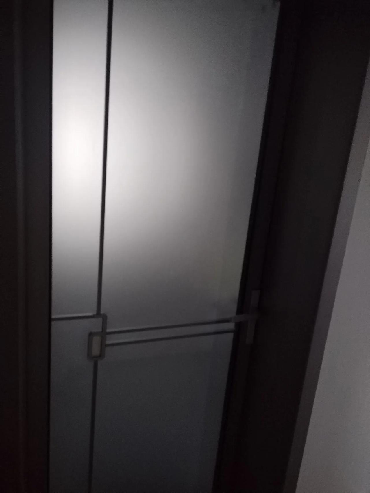 我又被忽悠了！上次去建材城选门，我选木门，店员说现在都用玻璃门，时尚好看，今天装
