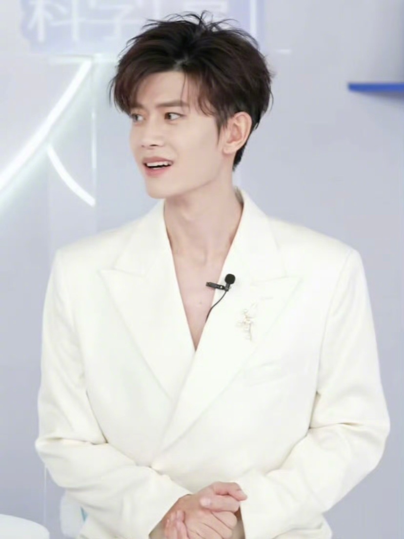 #任嘉伦小括号##任嘉伦真空白西装# 今日活动造型🈶，纯白真空西装好清爽啊！任