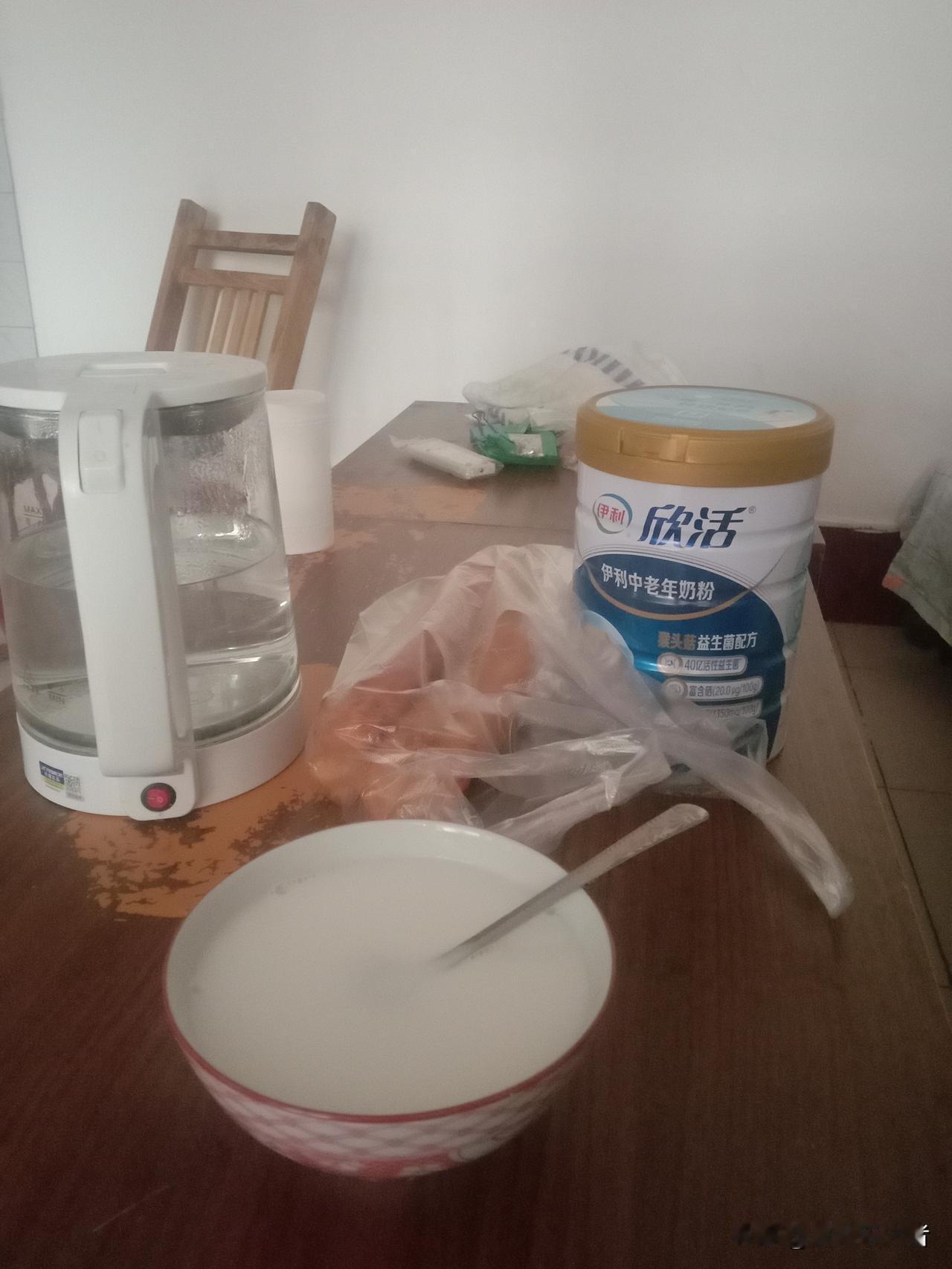 老岳母今年八十七岁，每日清晨六点多便起身。照料她的二女儿——我的老伴，早早就为她