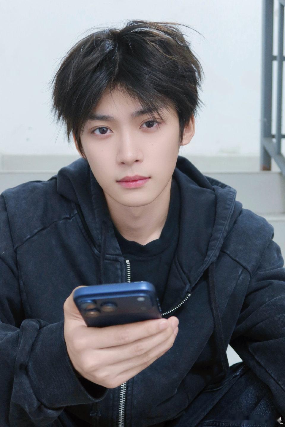 梓渝晒猫这大鱼好大一只猫呀！梓渝养的真不赖呀！这是和钓鱼佬学的拍照法吗？