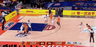 3月18日CBA常规赛上海队对阵山东队的第三节比赛中，王哲林的这个失误火了！
当