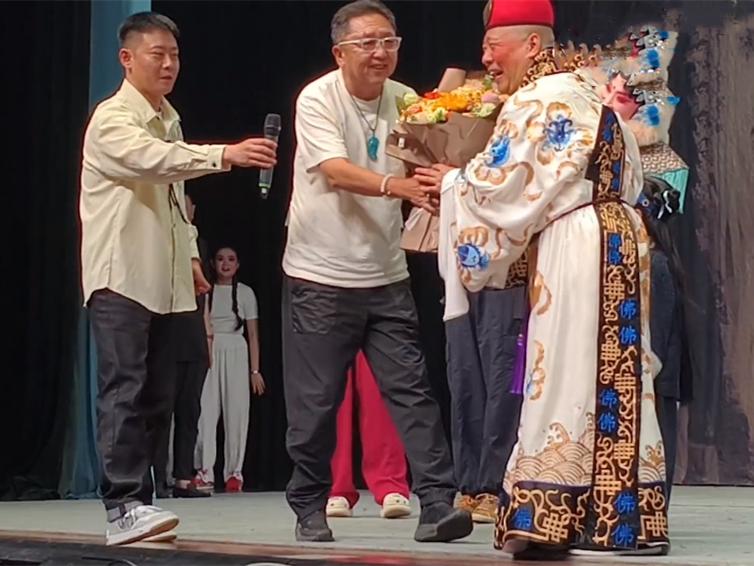 于谦演话剧的时候，郭德纲亲自探班，或安排徒弟到现场送花。来而不往，非礼也。郭德纲