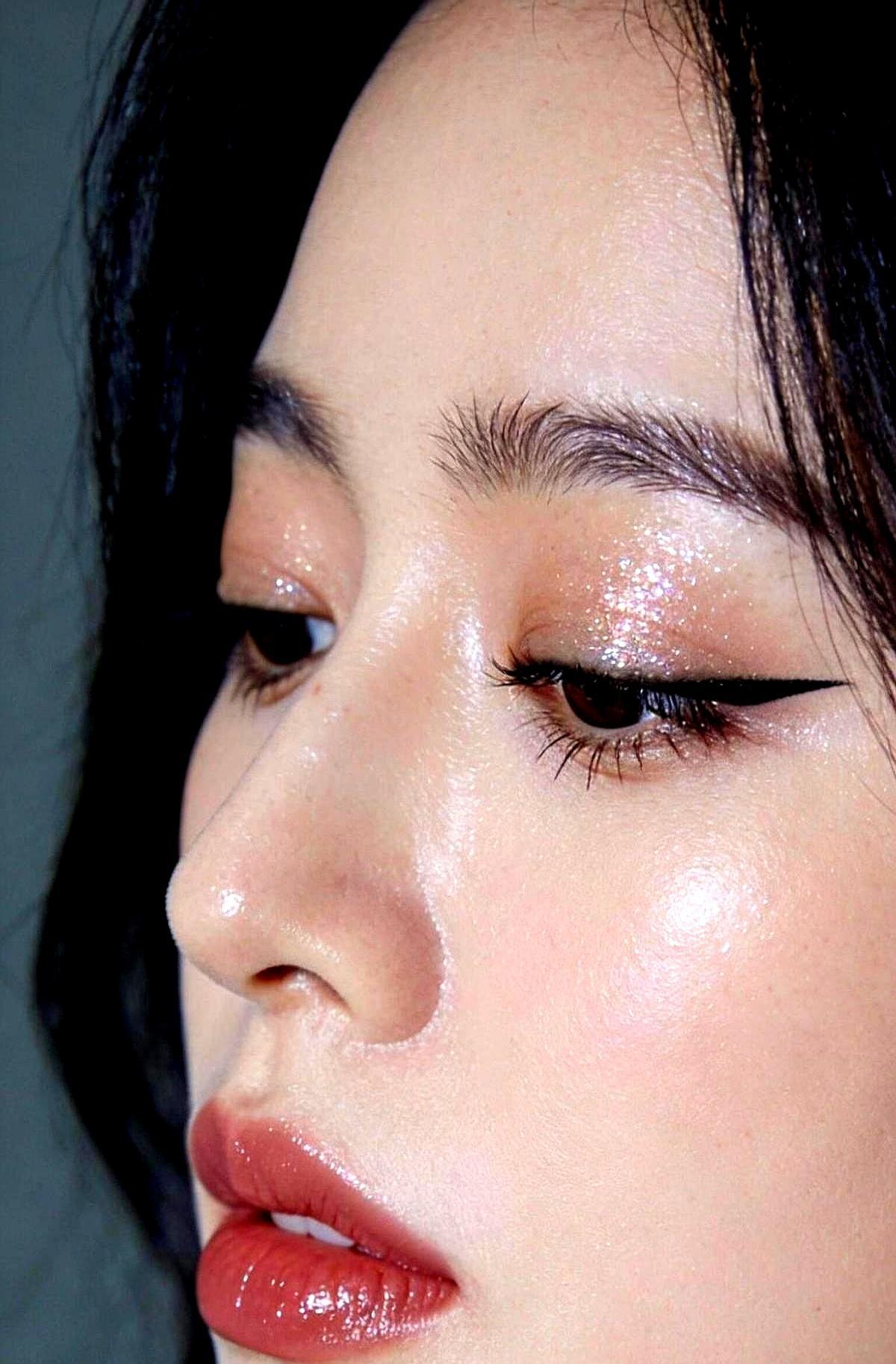 你那支正红色口红，快扔了吧。
 
你还在信奉大红唇显气场？醒醒吧，那套玩法早就被