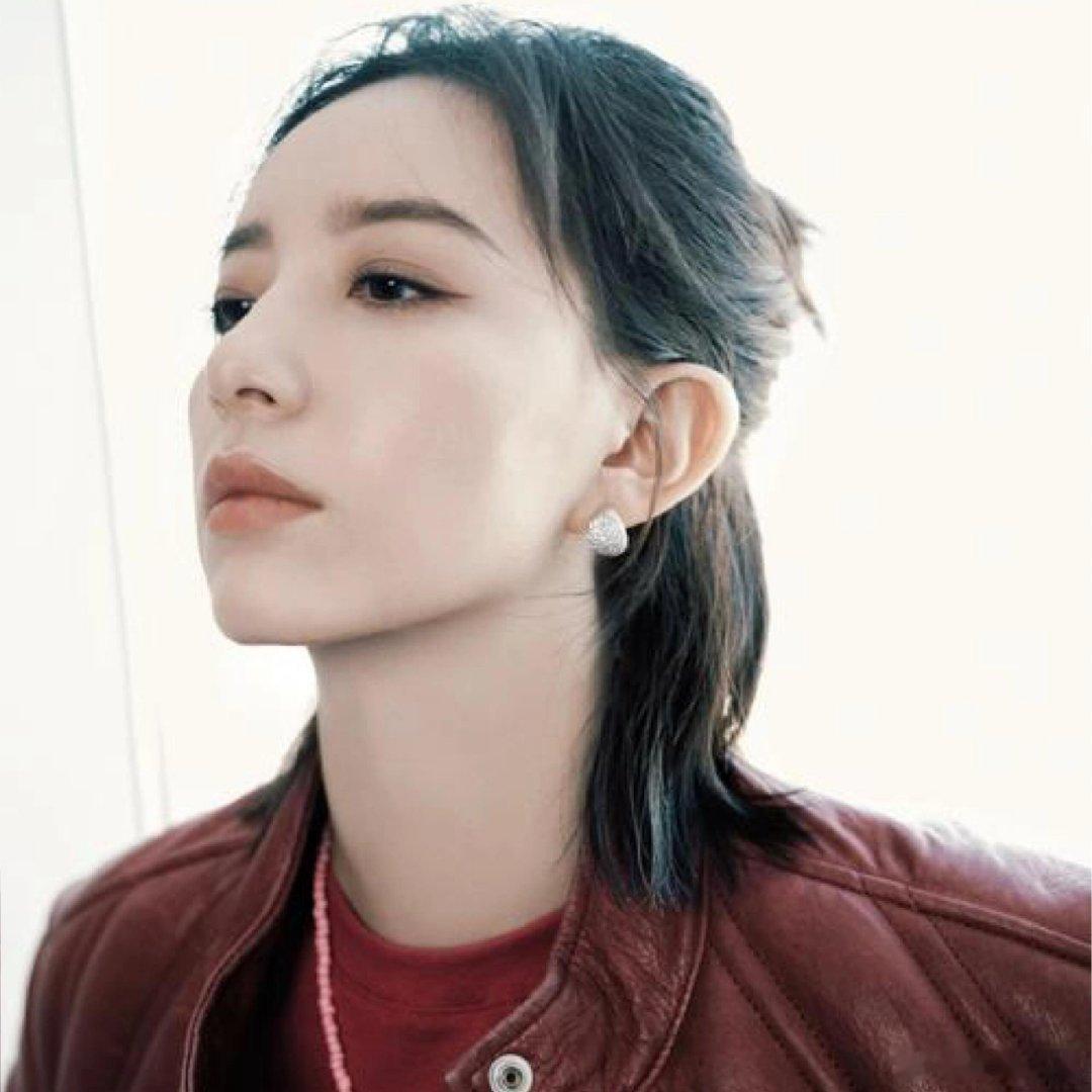 侯佩岑 我好喜欢李斯丹妮啊很喜欢她们的相处模式很快乐的感觉， 姐姐们之间的友谊也