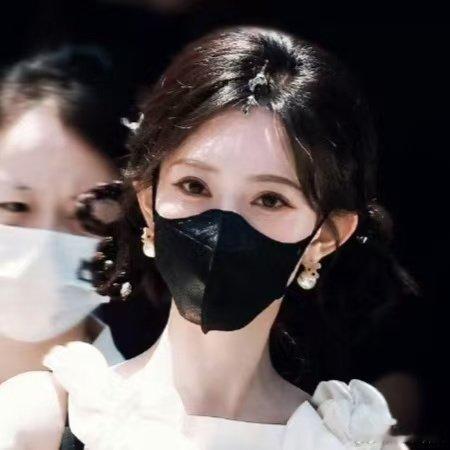 孟子义爱心双麻花辫孟子义萌成啥了你好星期六 爱心双麻花辫也太会搭了吧！甜美的裙装