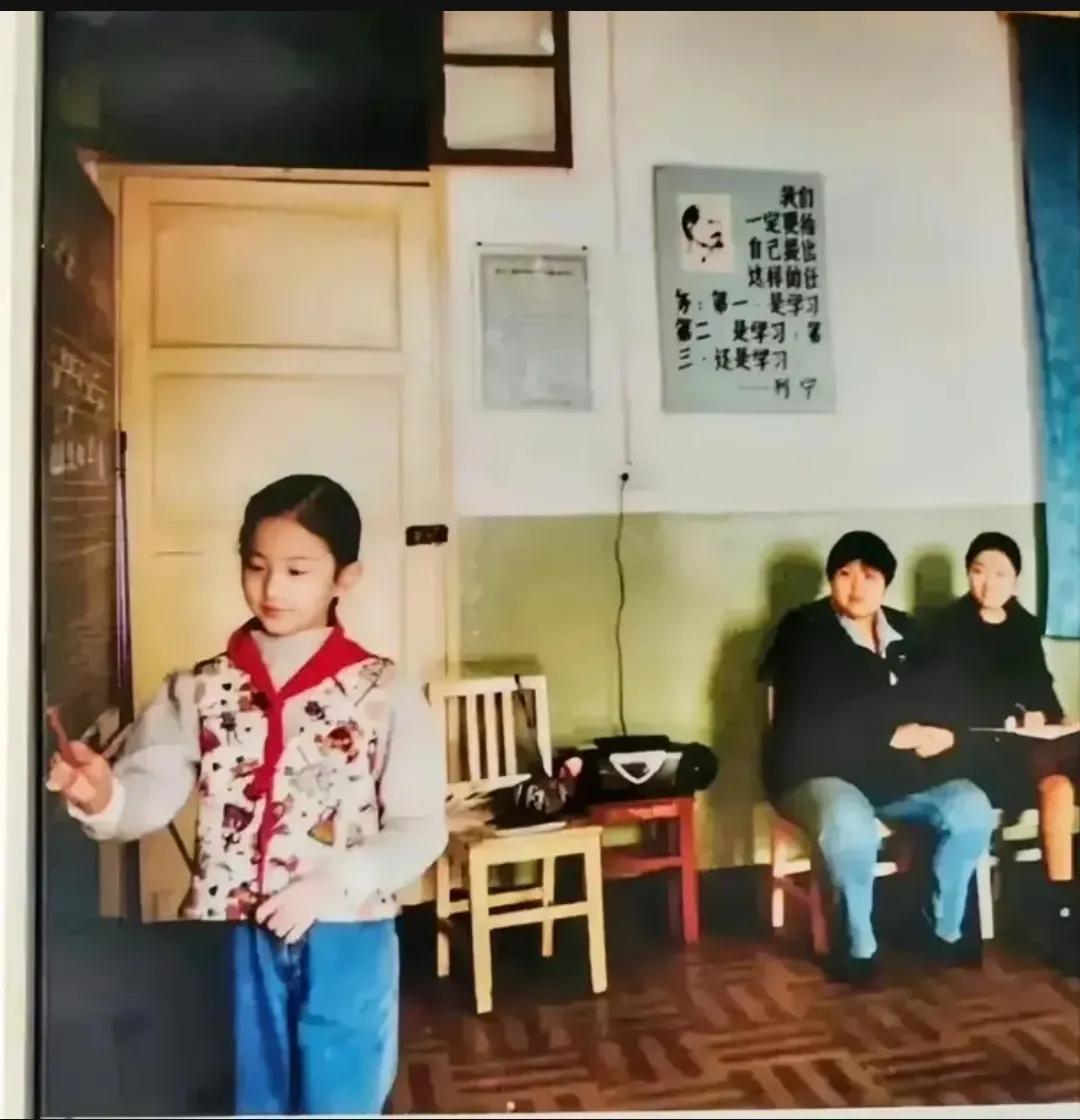 1997年的刘亦菲，一张老照片留下了她童年的印记，镜头中她戴着红领巾，憨态可掬，