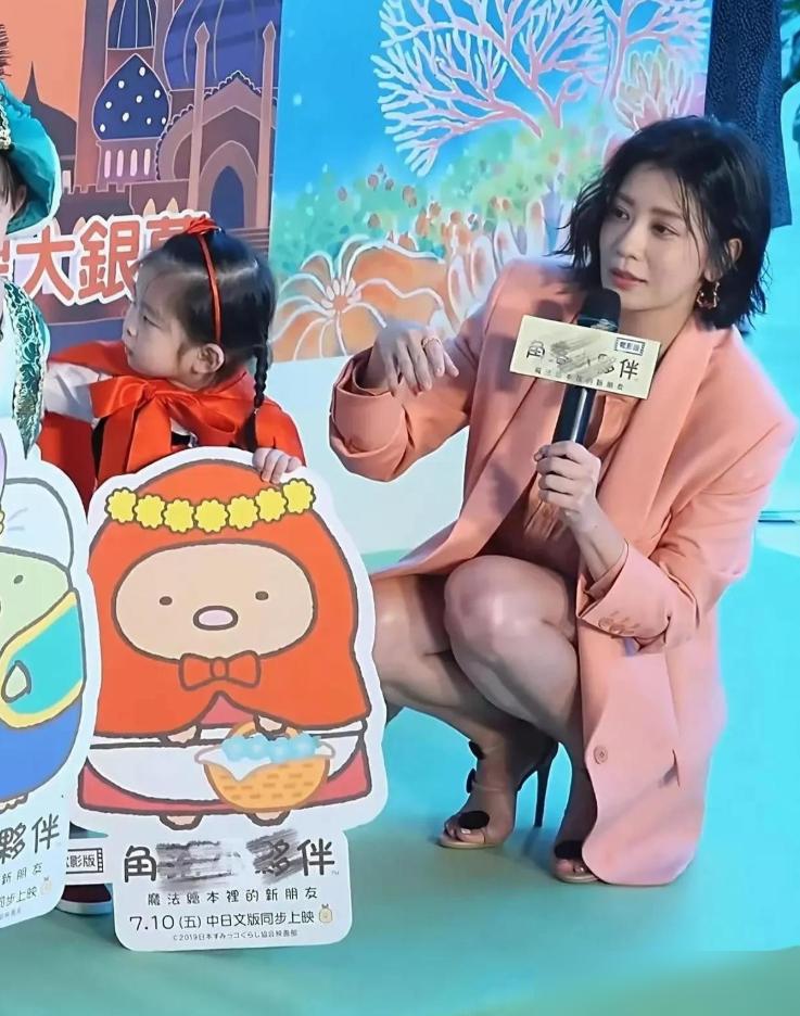 贾静雯这两年没少靠冻龄上热搜。
 
一会儿晒旧照吹肌肤透亮，一会儿分享柠檬水温蛋