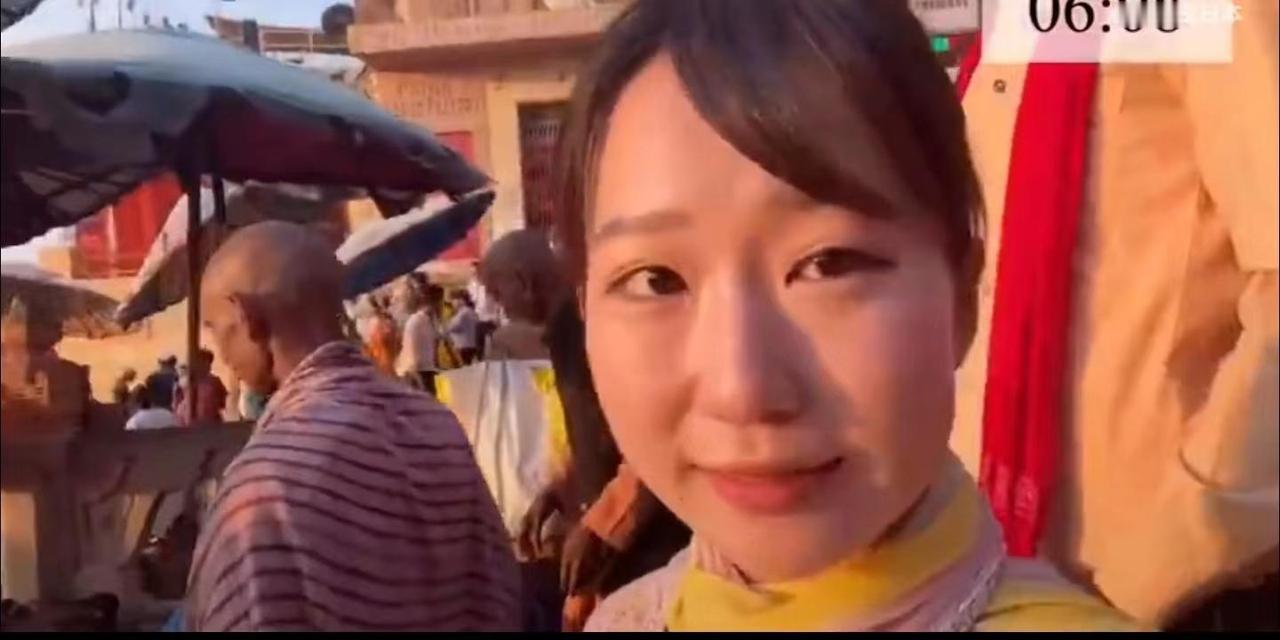 2022年，22岁的日本女网红去印度恒河净身，下蹲浸水引发身体不适，上岸一小时后