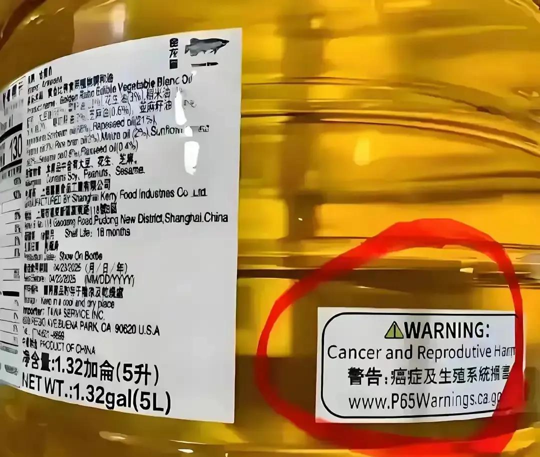 金龙鱼在美国货架被贴致癌警告，我盯着那张黄底黑字的标签照片看了半天，心里咯噔一下