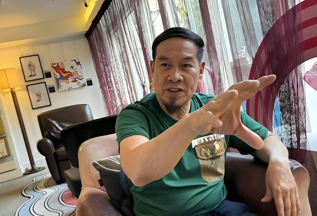 大叔正坐在沙发上比划着手势。78岁了，身体很棒👍🏻，一代大侠，还认识他吗？[