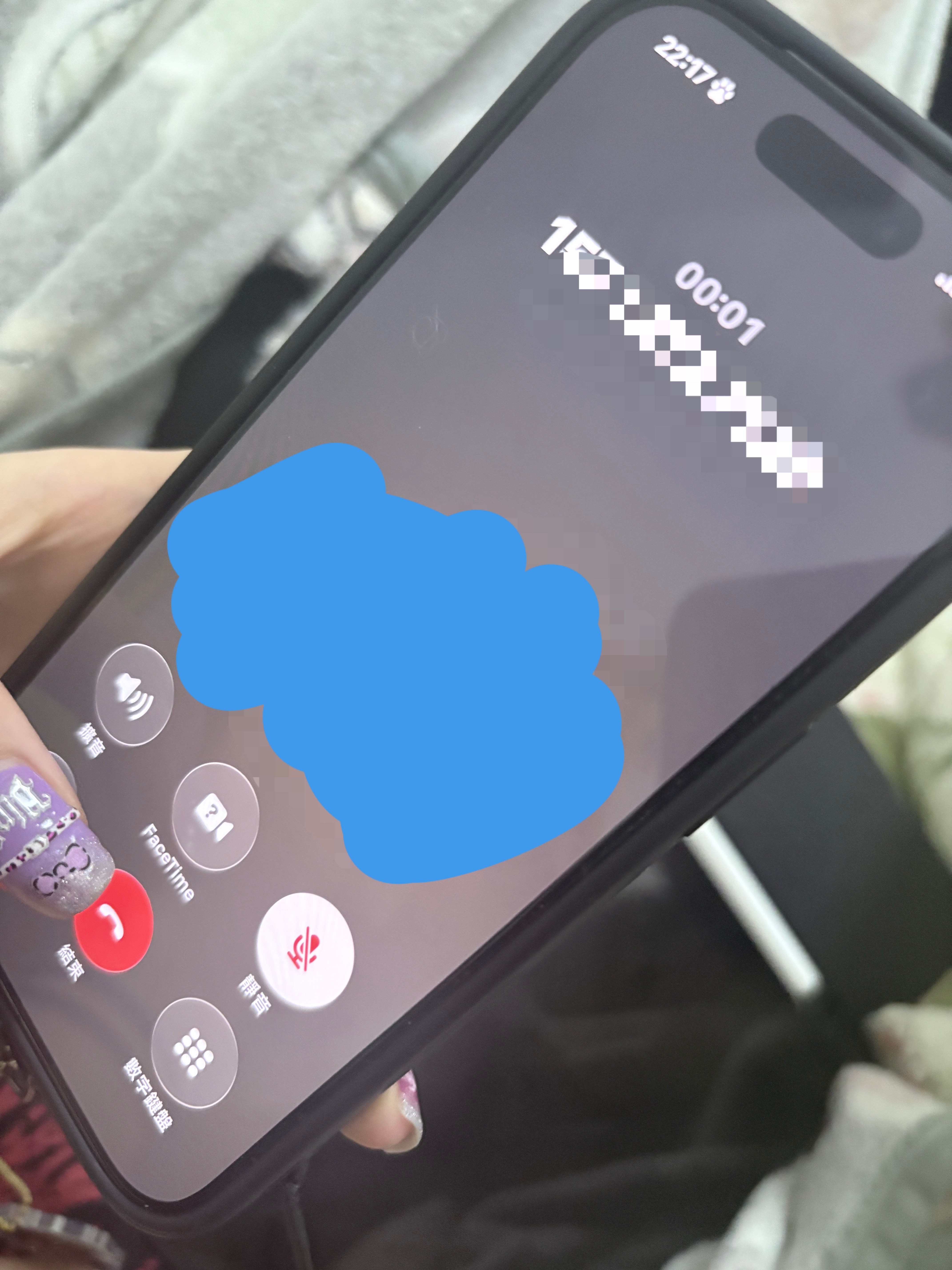 我完全没绷住。我不认识这个人，霜霂让我打一个她打一个，一个人说谢谢好心人就挂了，