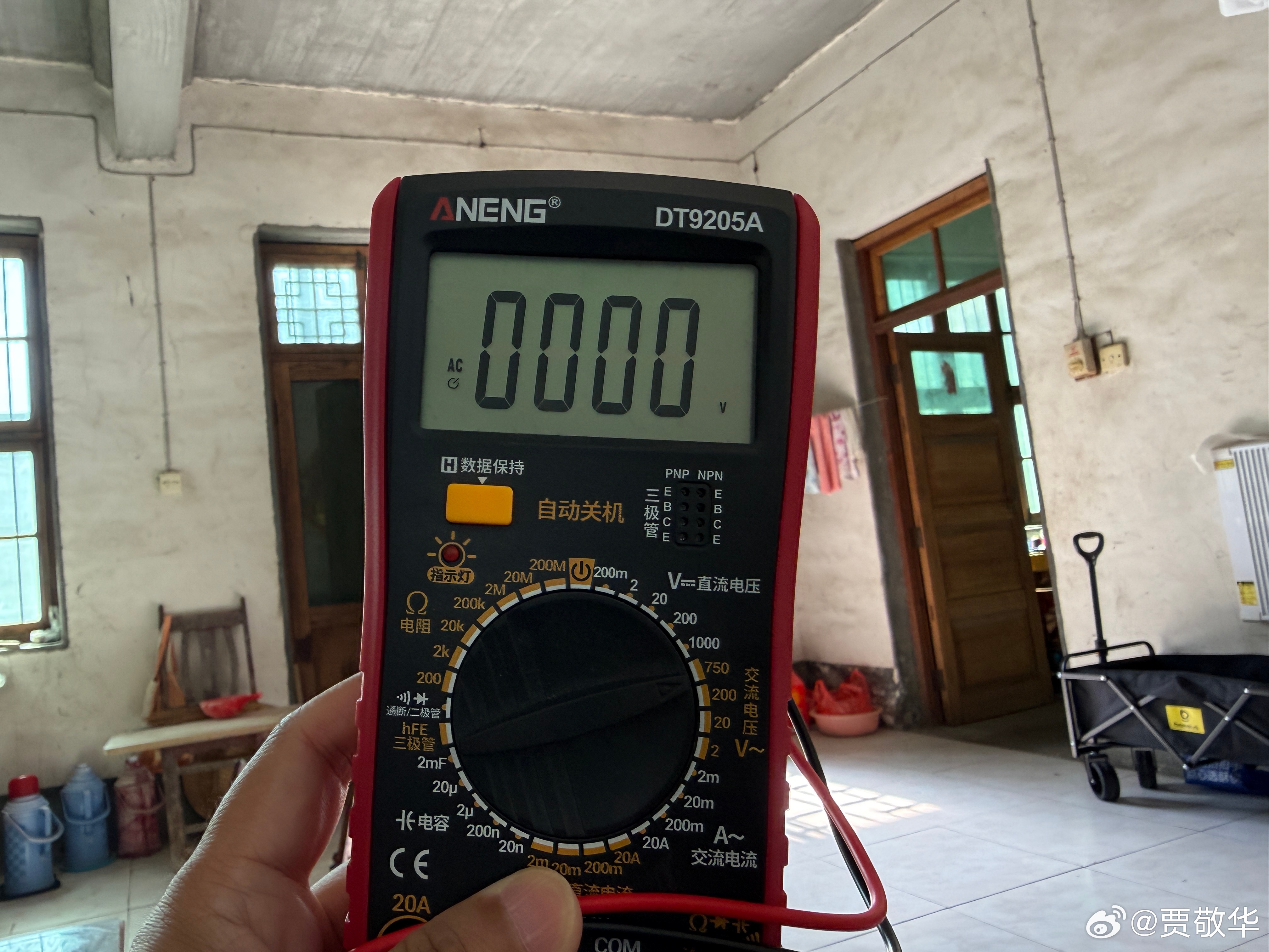 拿着万能表修线路，结果我的理工科弟弟说这玩意咋修线路？听完他的话我想踹他两脚，初