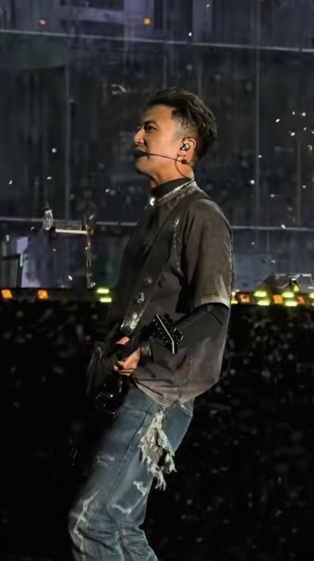 谢霆锋在武汉开演唱会，
在舞台上他又唱又跳，
结果网友发现，
他的牛仔裤的屁股后