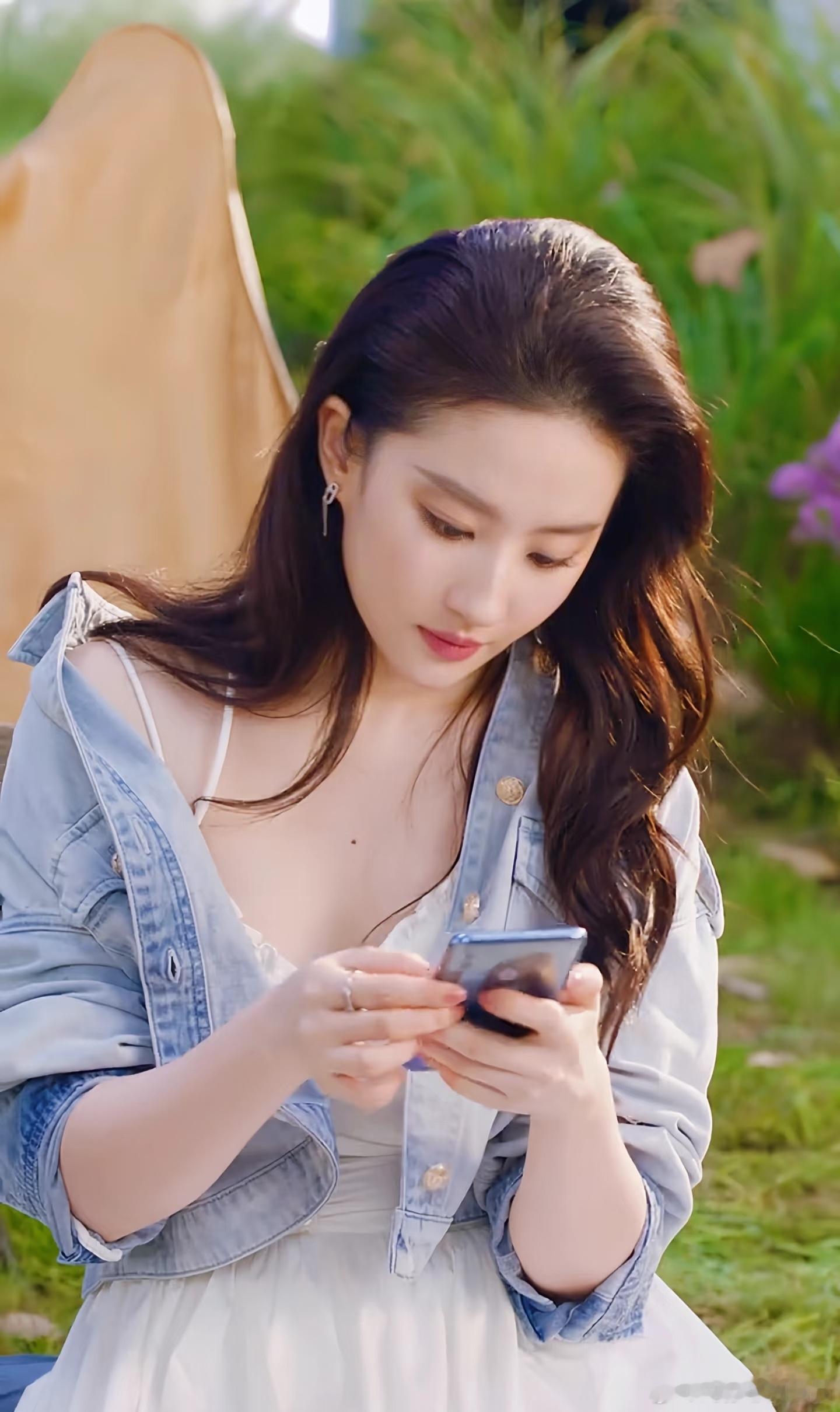 刘亦菲野餐照曝光，浅蓝牛仔配白裙，这造型也太绝了吧！在户外野餐的清新氛围中，刘亦
