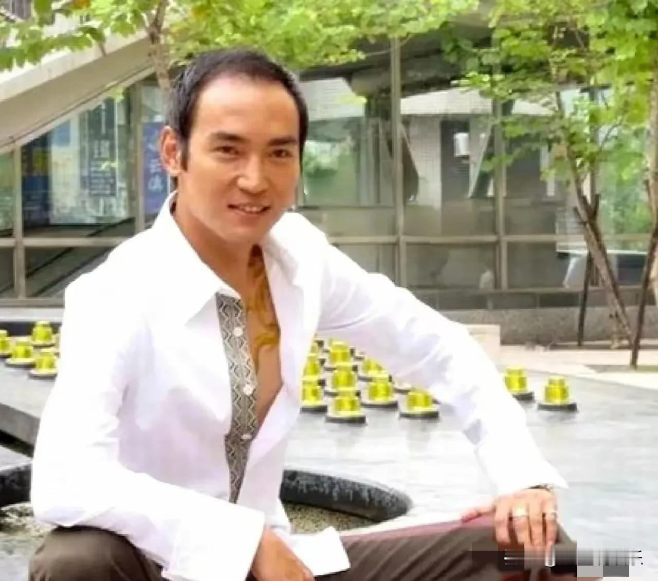 真是万万没想到！
我的童年男神居然这么秃，
终于理解发型对男人的重要性了，
再帅