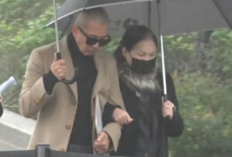 一年过去，想念你的人依旧想念你，珊 大S雕像