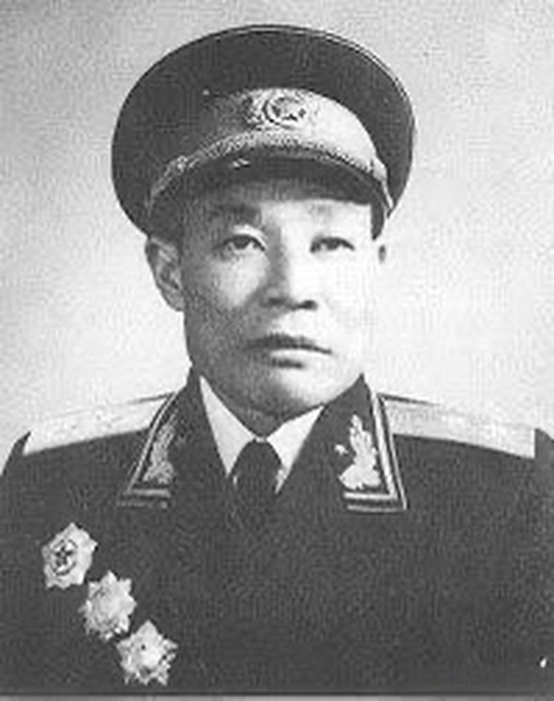 1934年，林维先被红军开除，领导塞给他一笔回家的路费。
他没要那笔钱，反而领着
