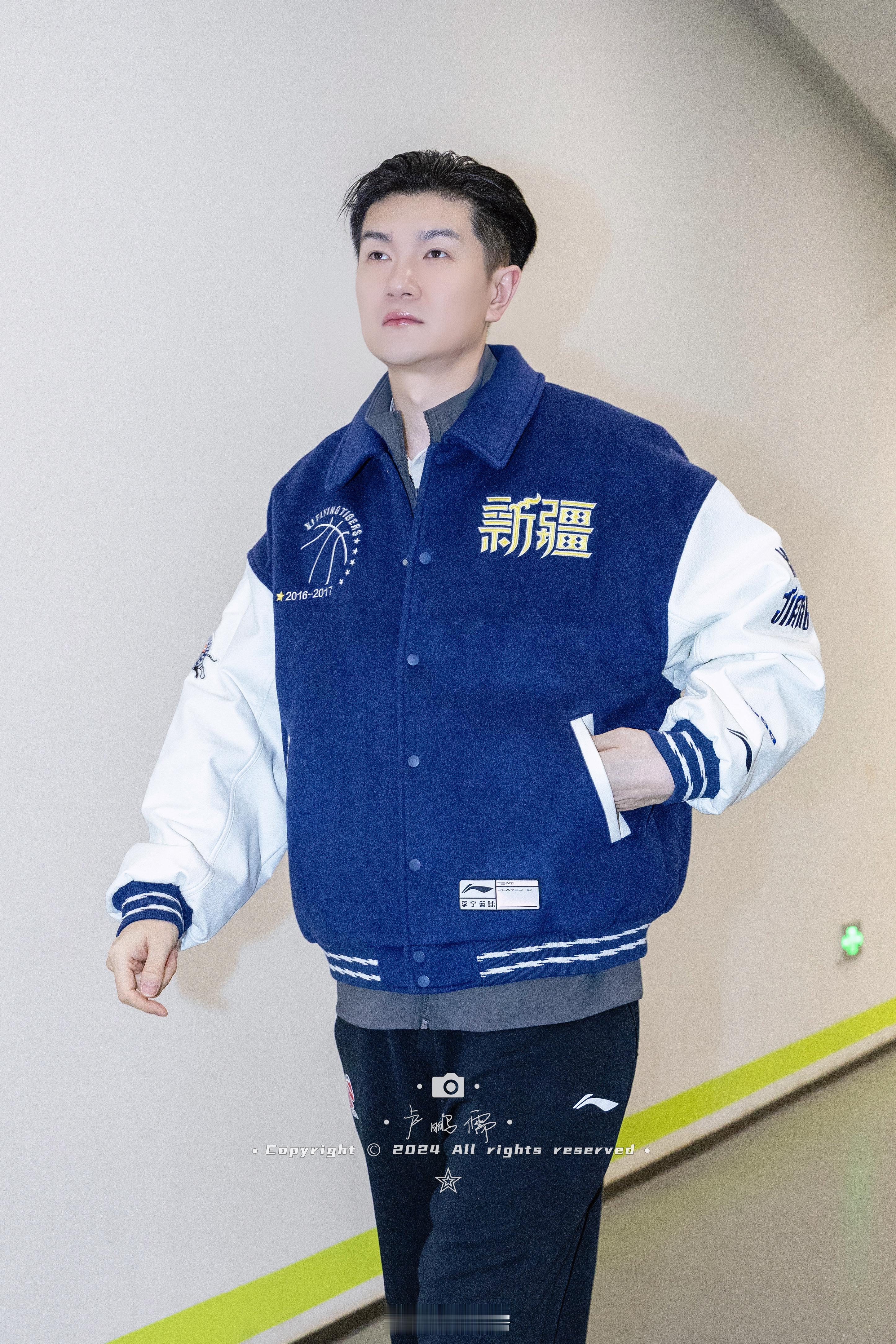 滴滴滴，让一让！球员通道有男模队来袭——罗杰  