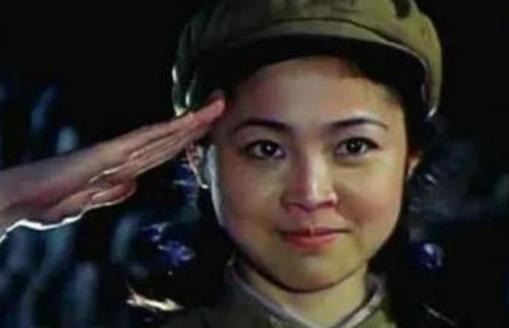1979年我国女翻译刘禄曾前往美国进行访问无意间她发现一个美国男人一直盯着自己看