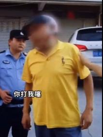 年纪大就想无视交规？农村老人无证驾车，被查后出言挑衅：“我是老头子你打我噻！”交