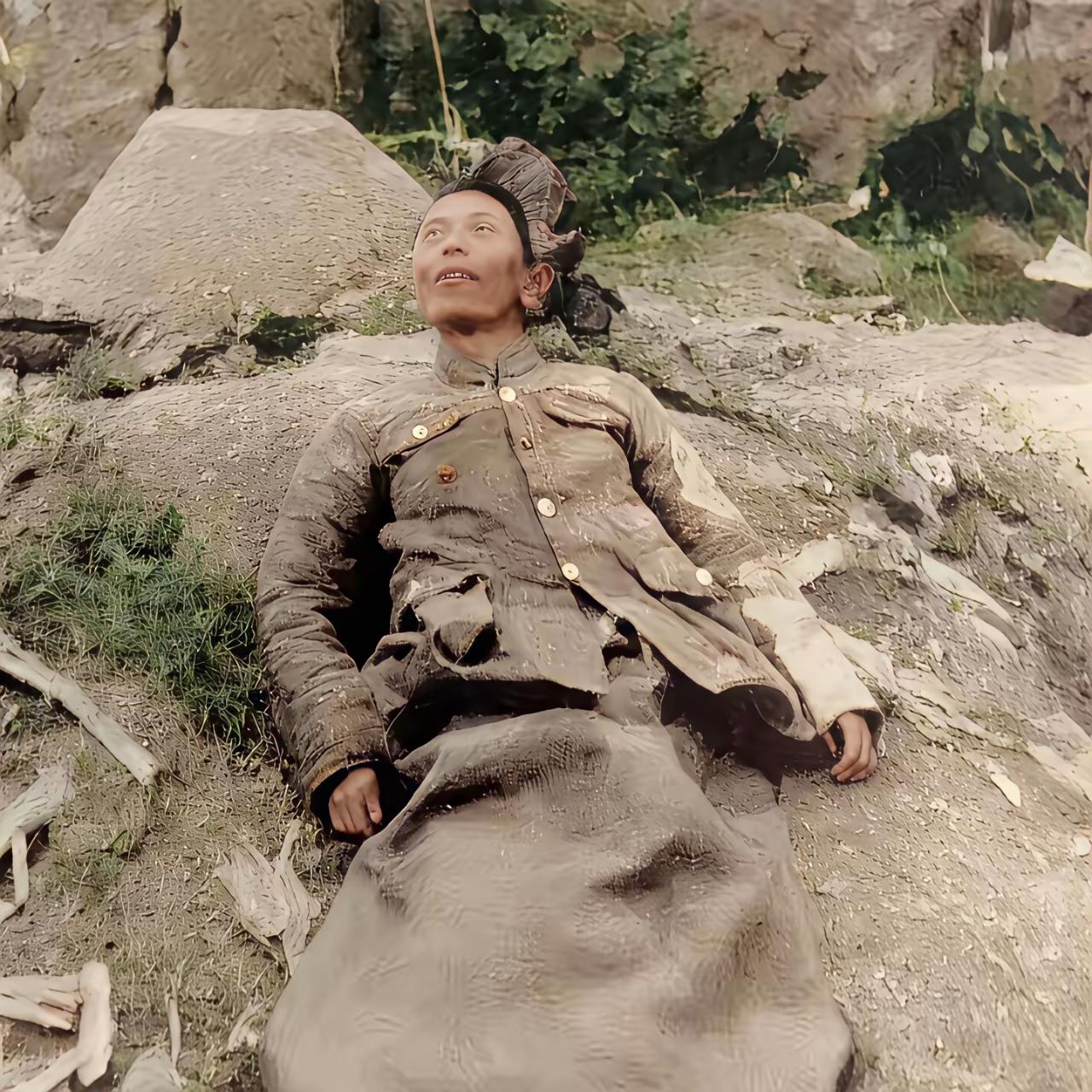1946年，戴之奇师长阵亡后，躺在一个小土堆上，我军记者拍下了这一张照片。就在前