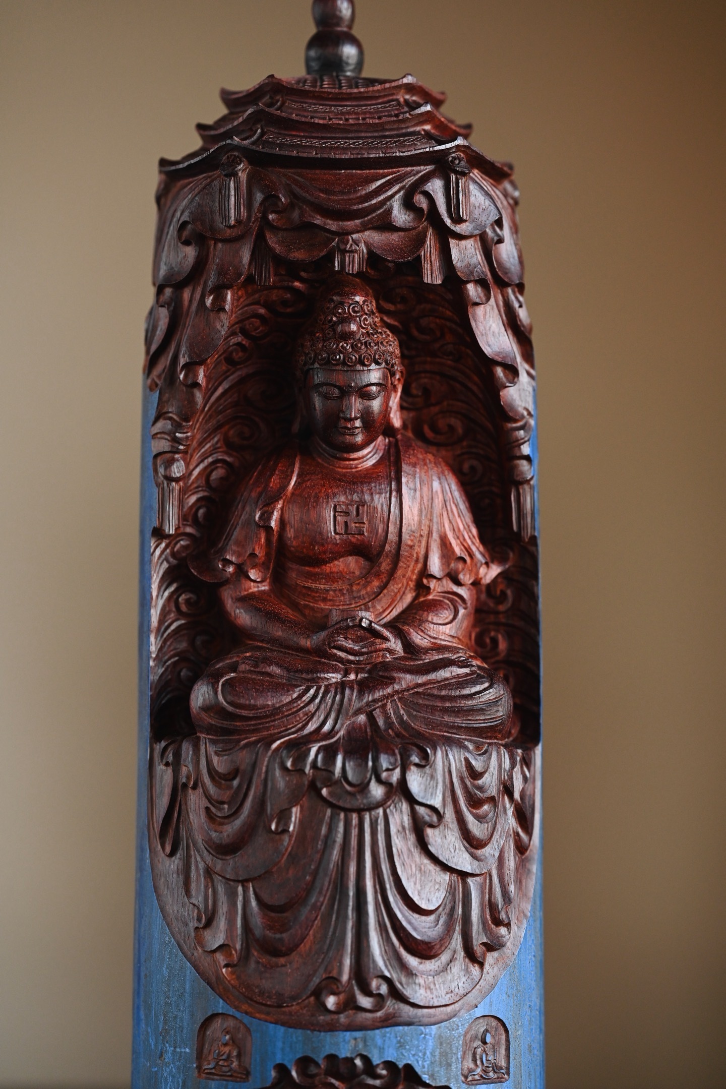 小叶紫檀 | 释迦牟尼选材拆房老料，皮壳细腻，雕刻生动，释迦牟尼雍容大度，姿态优