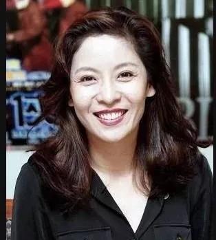 当年，李小龙在丁佩家中突然暴毙，丁佩星途尽毁。向华强顶着流言娶了丁佩。3年婚姻，