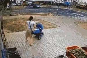 我经历过唐山大地震， 当地震后从废墟里扒出来的人，很多感人的情景是妈妈护着自己的