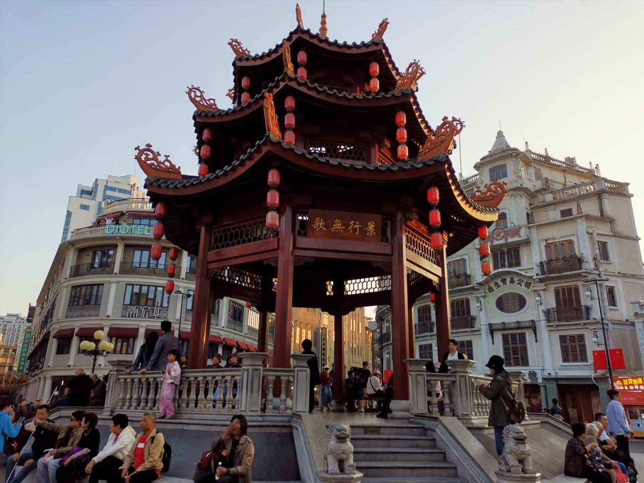 【建筑如人生，人生如建筑，都需   要在不确定中寻找确定性，在变化中把握整体的平