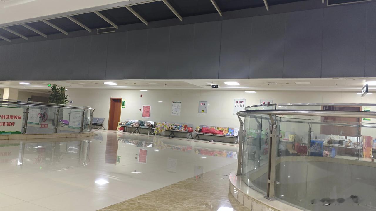 深夜2点，被电话吵醒，一问是母亲在医院昏迷，急匆匆赶到医院，医生已在抢救，见母亲