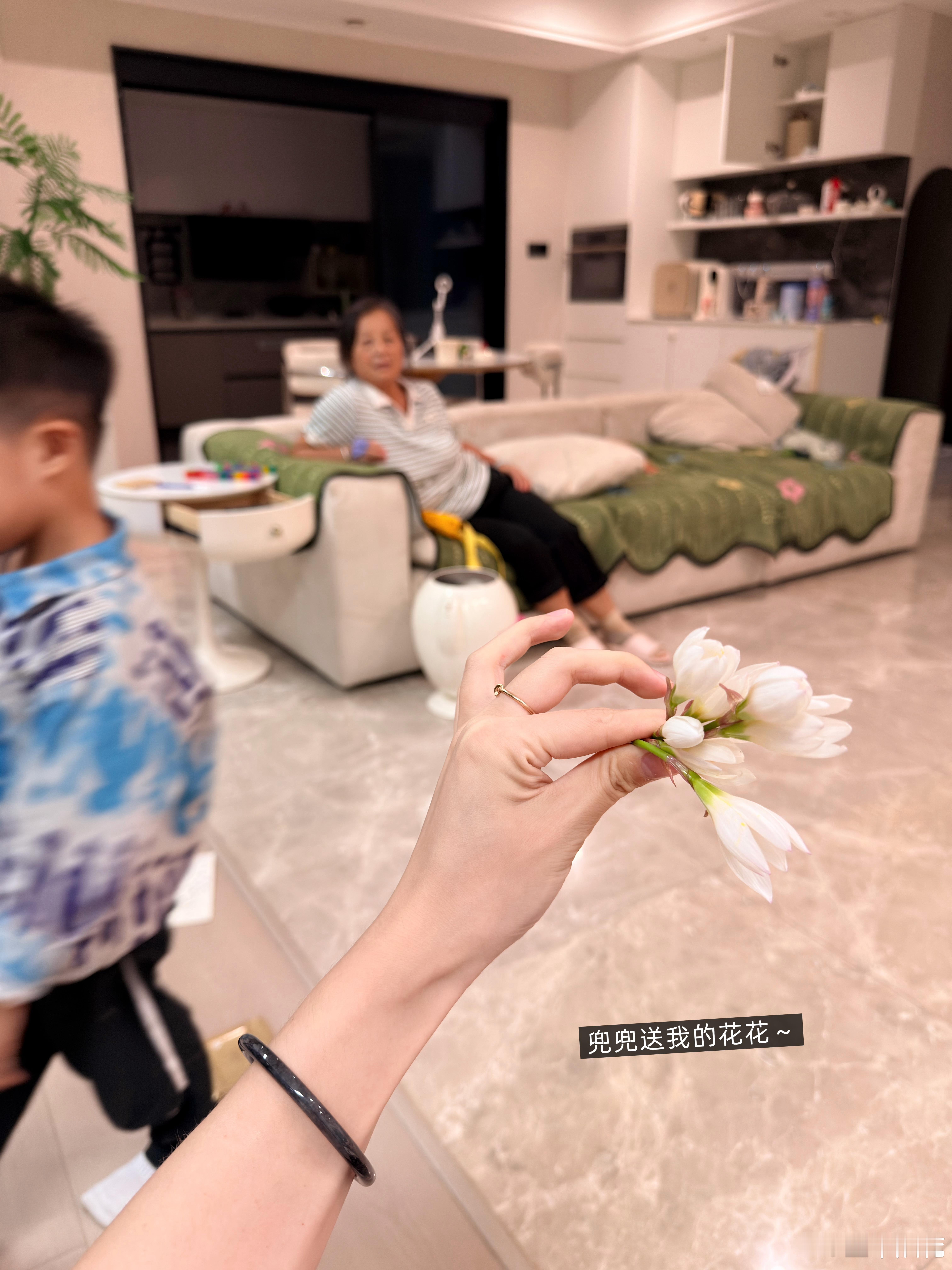 我和婆婆说：“最近可以继续教他认字，写字了。他的兴趣到了，就教教。”婆婆：“不好