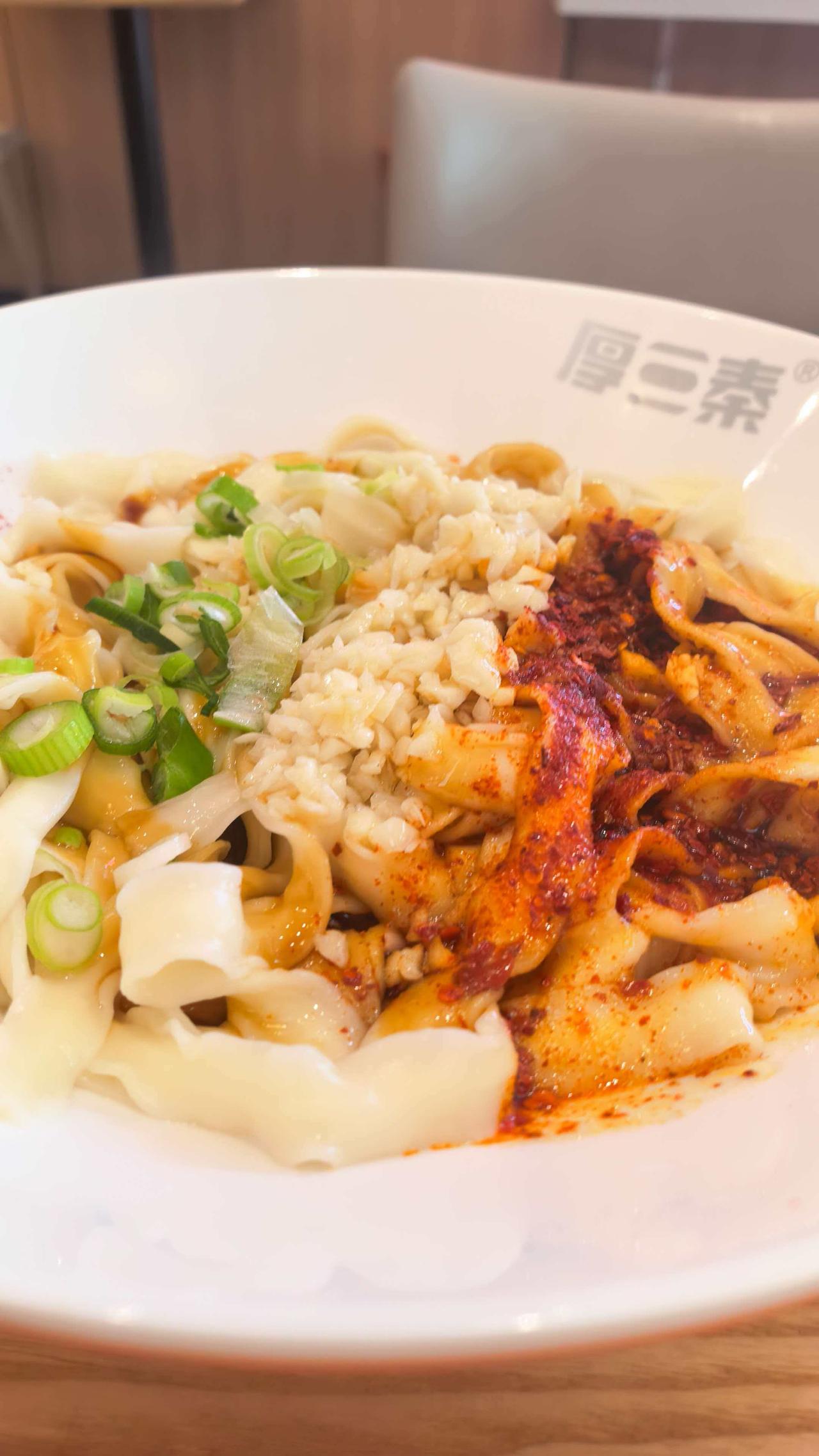 今天上班是忙碌的一天。
中午加班，出了医院大门口吃了一碗面条。

抽空去治疗牙齿