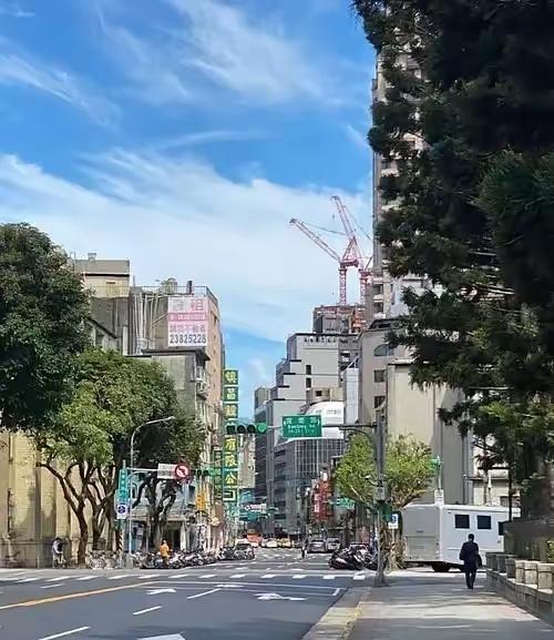 最近大家发现没？
中央文件里突然不提“和平统一”和“一国两制”了，直接改口说“推