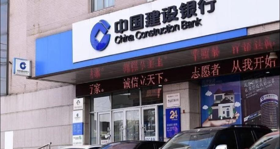 银行老同学偷偷告诉我说：他们网点有个不成文规矩：存五万以上不问，柜员默认给你办普