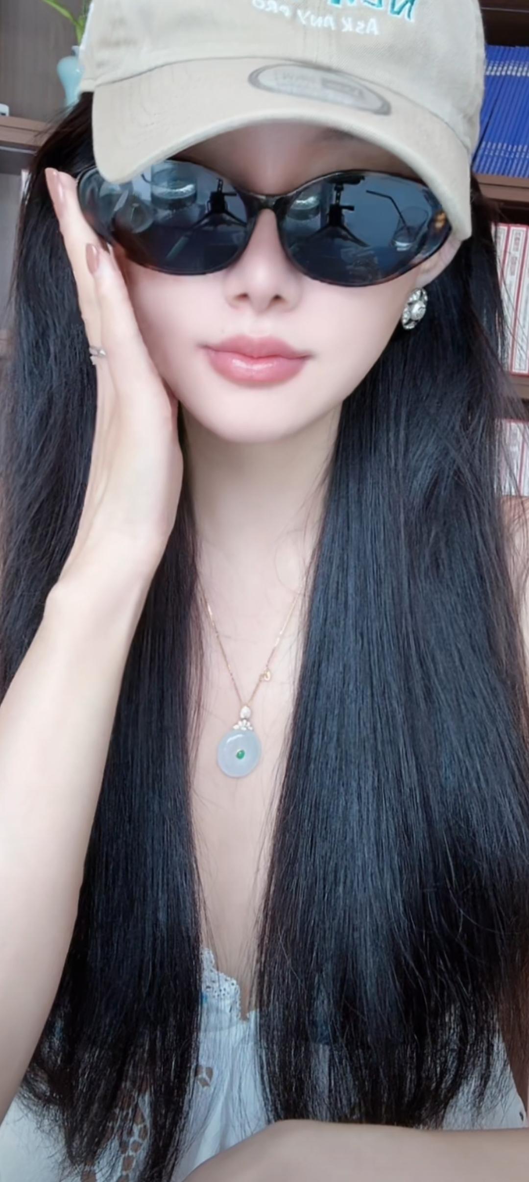 这姑娘戴着墨镜和棒球帽，好酷！