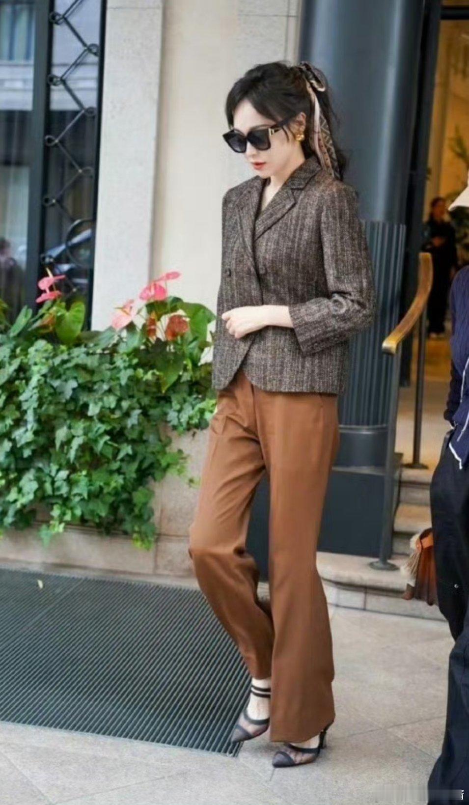 唐嫣时装周造型路透说点啥好，70年代复古风嘛？浪费了美女好身材呀 ​​​