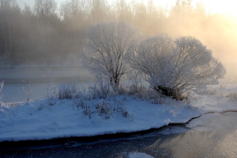 下联:冬看冰天雪地。诚邀上联秋瞧丰收硕果