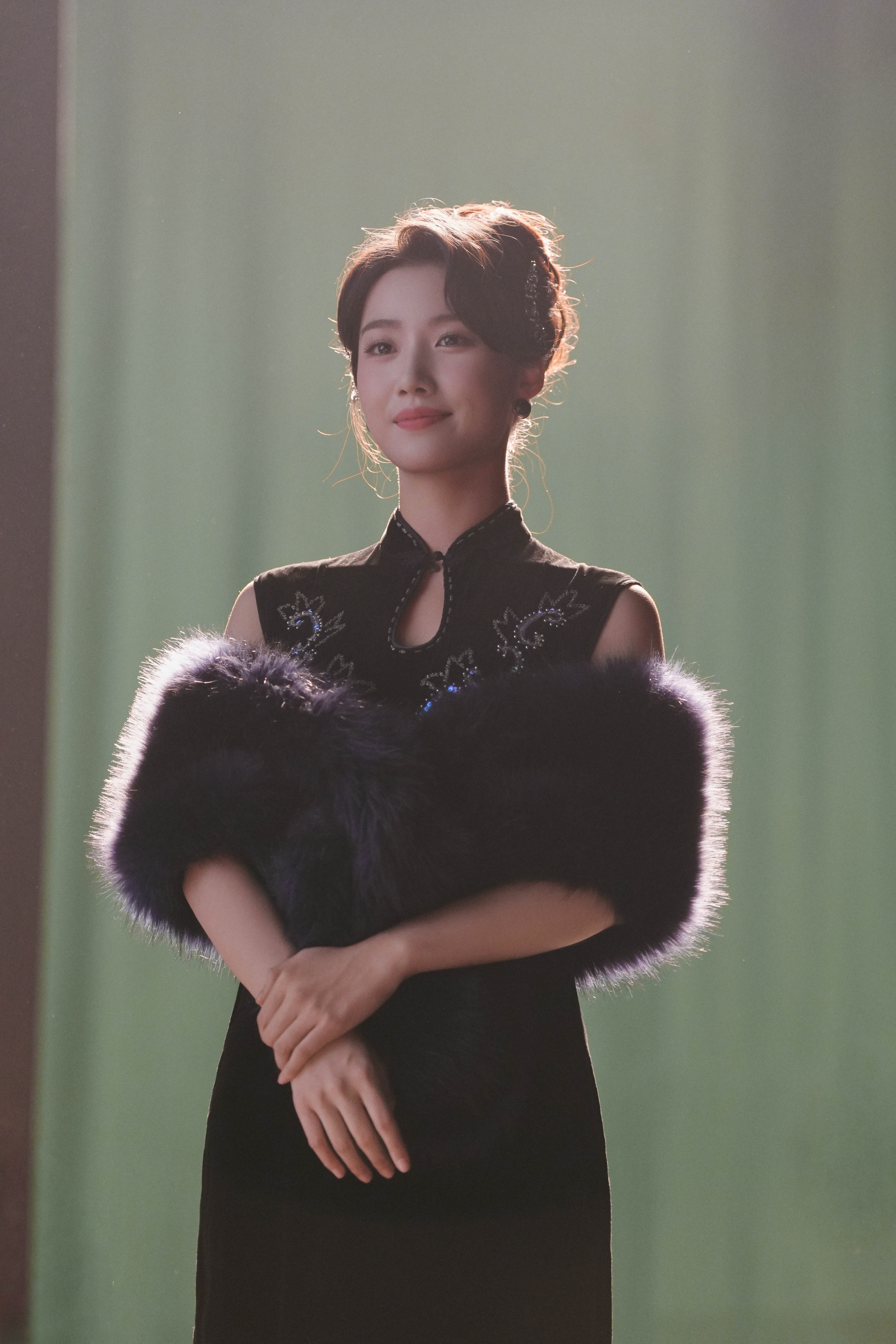 卢昱晓 《轧戏》胡羞☽ 剧照-民国-黑旗袍+皮草最后彩蛋（就是拍写真的造型吧！！