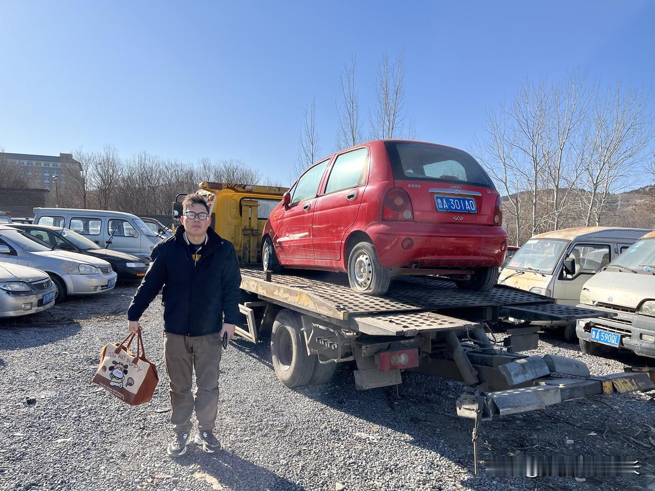 这是一辆2013年上牌的奇瑞QQ，车主因为某种原因，在交警停车场一放就是3年。