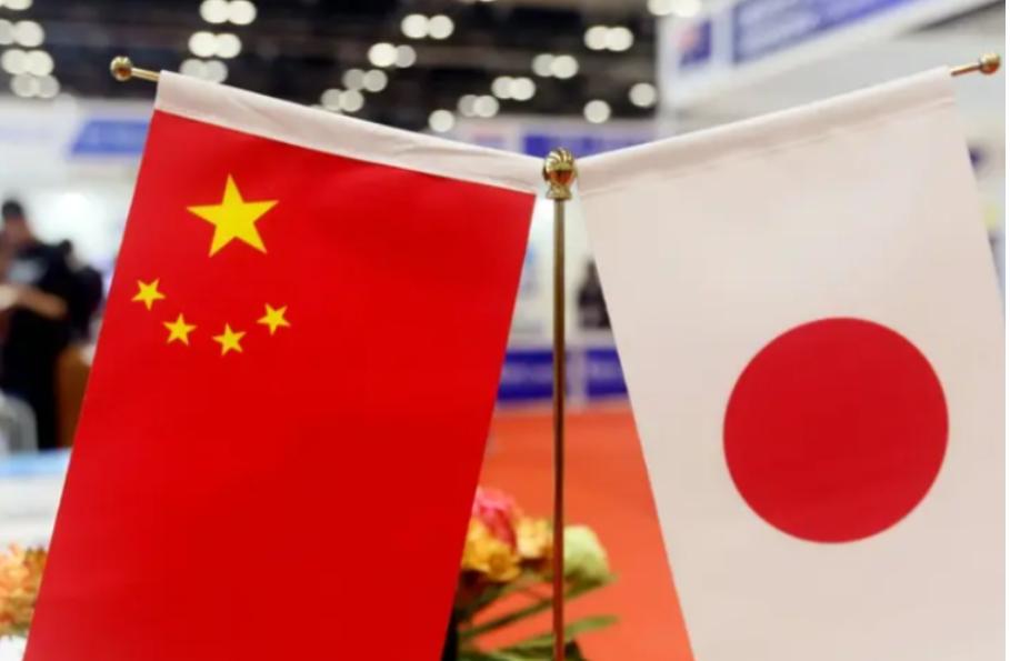 突击检查组直接破门进仓，当场实施现场封控，逐箱开箱清点核验，这一幕真实的全军装备