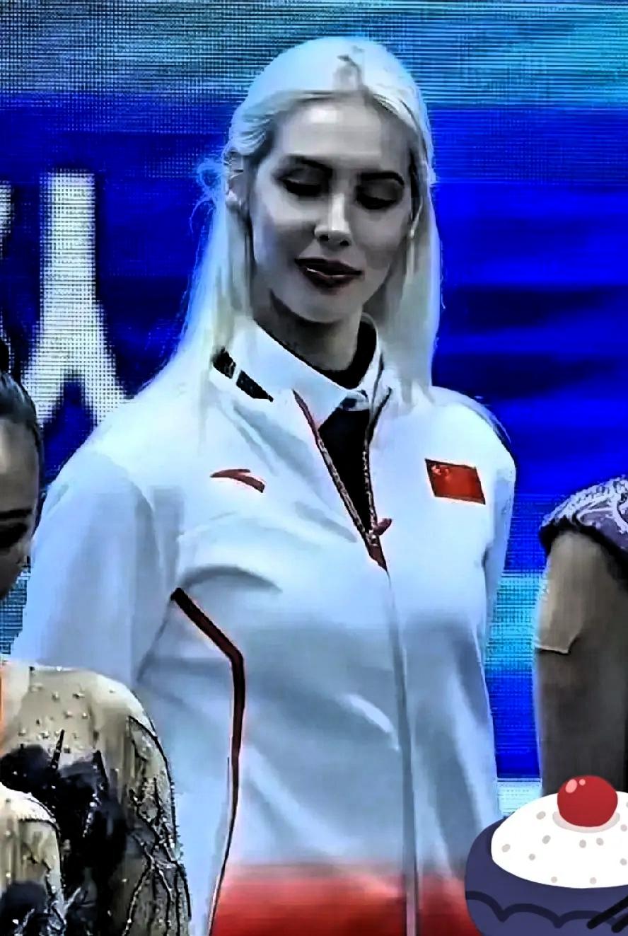 亚运会闭幕式上，中国代表团里一位金发碧眼的美女火出了圈！两届奥运金牌得主，闯过肾