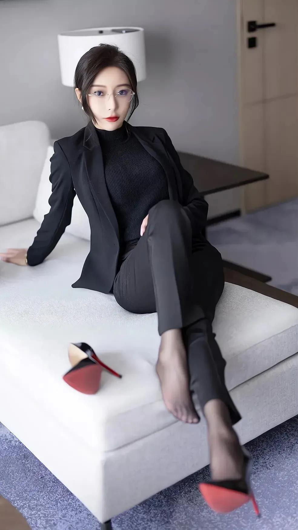 职业装，性感美女大比拼，黑色连衣包臀裙